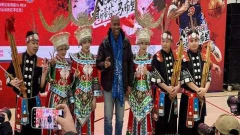 “德约科维奇突然退赛引发热议，现场观众哗然——新闻晨报”